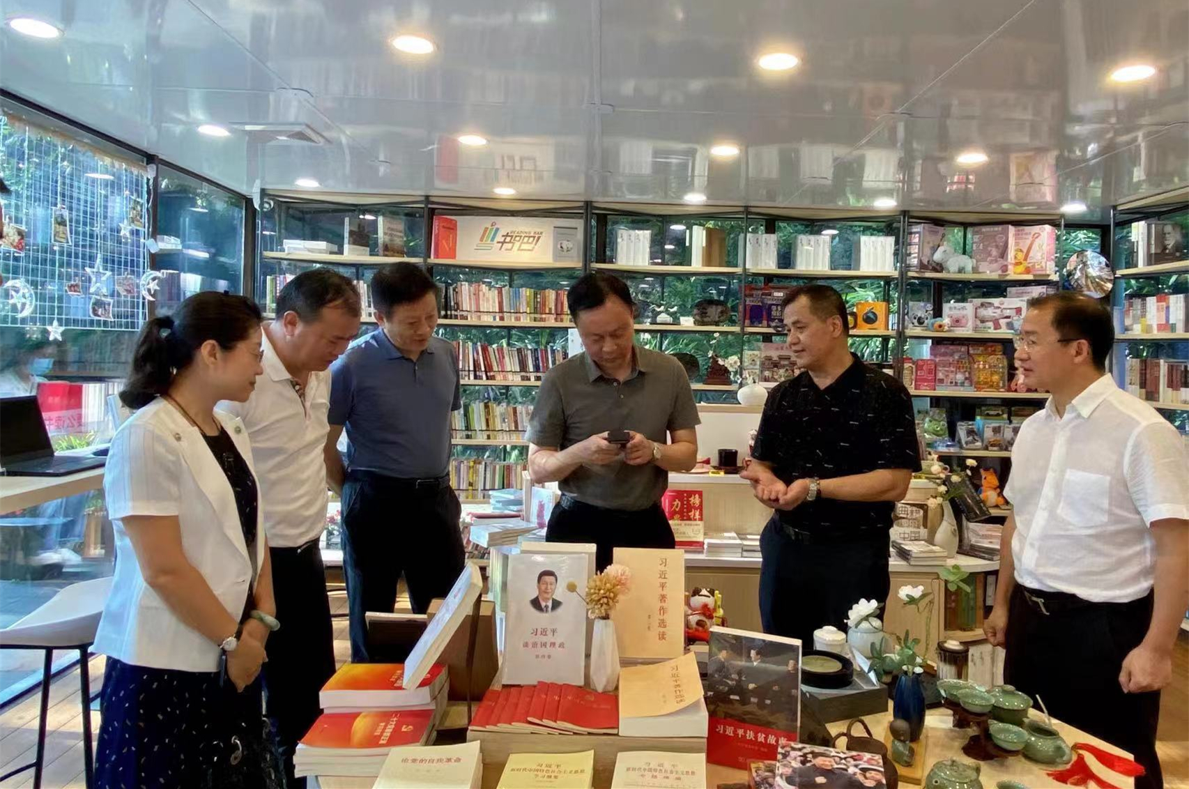 谭君铁一行到肇庆新华书店渡书吧•星岩店调研